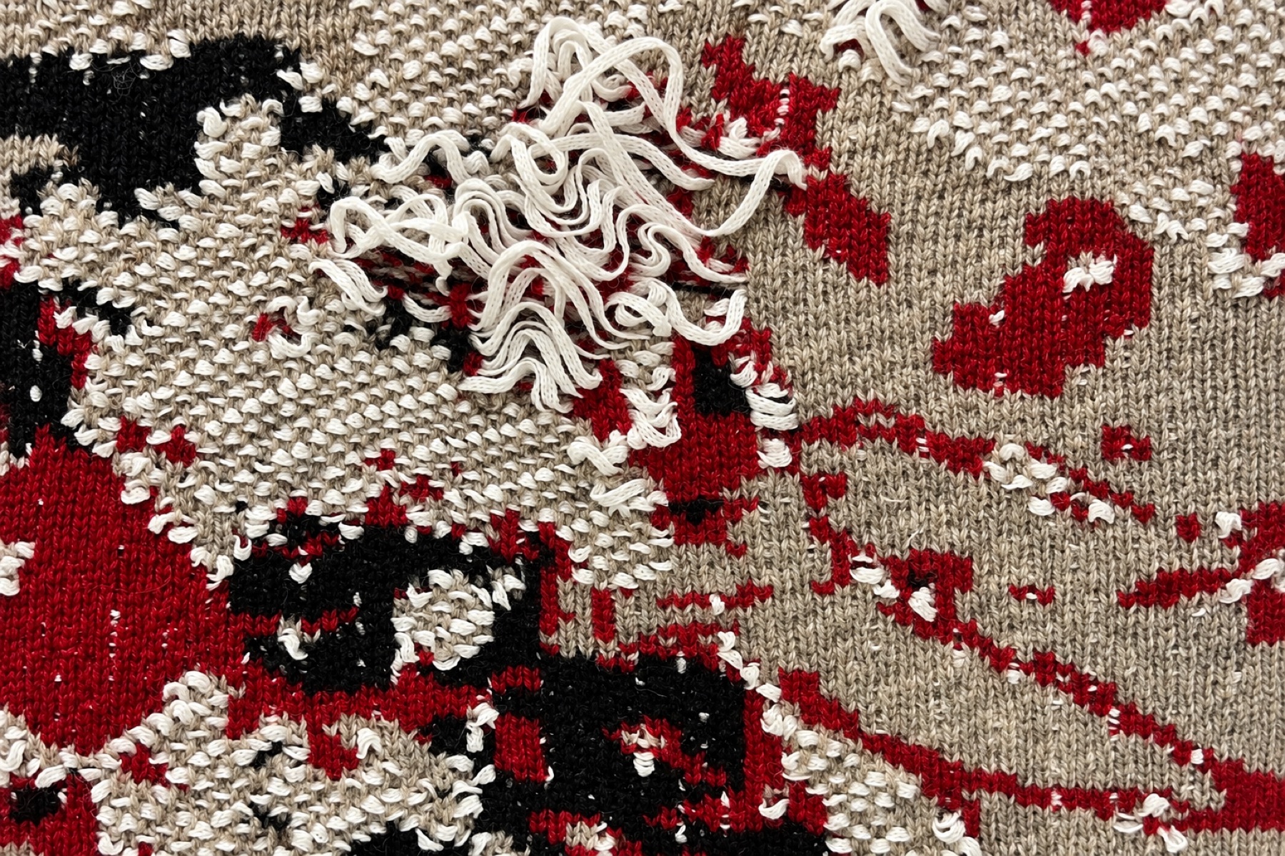 Raised yarns and contrasting colours in a jacquard surface